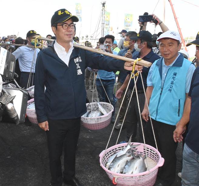 民進黨代理主席陳其邁不解為何有業者說兩岸關係差，他上午出席彌陀區虱目魚節活動。（林瑞益攝）