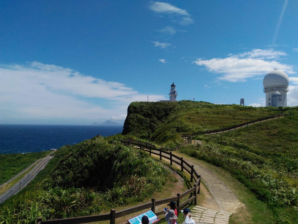 三貂角燈塔觀景步道除了無敵海景外還可觀賞到龜山島(圖片來源：新北市政府漁業及漁港事業管理處)