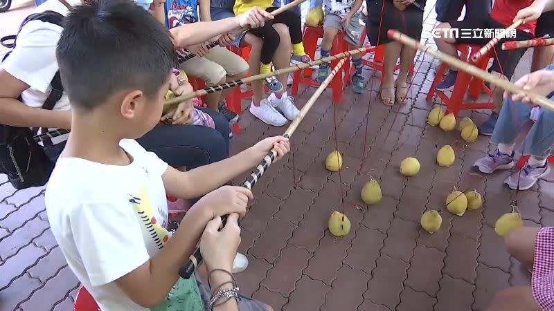 動物園舉辦釣柚子大賽。