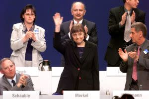 ▲梅克爾46歲便成功當上CDU黨主席。（圖／美聯社／達志影像）