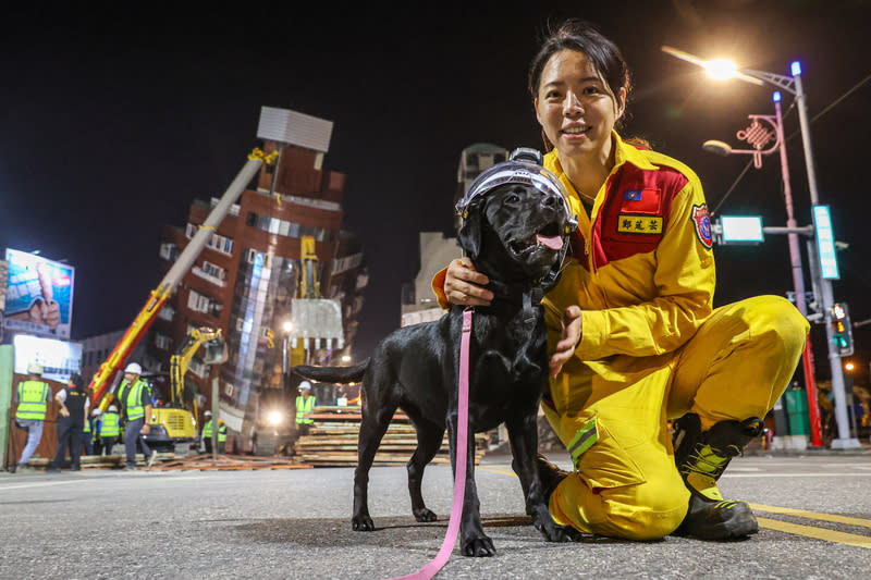 高雄市消防局搜救犬Mina隨領犬員鄭莛芸（右）赴花蓮市天王 星大樓救災，晚間完成任務後也一同準備休息。 中央社記者鄭清元攝　113年4月3日