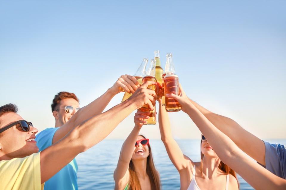 Alternate your alcohol intake with nonalcoholic beverages like water or sports drinks. Pixel-Shot – stock.adobe.com