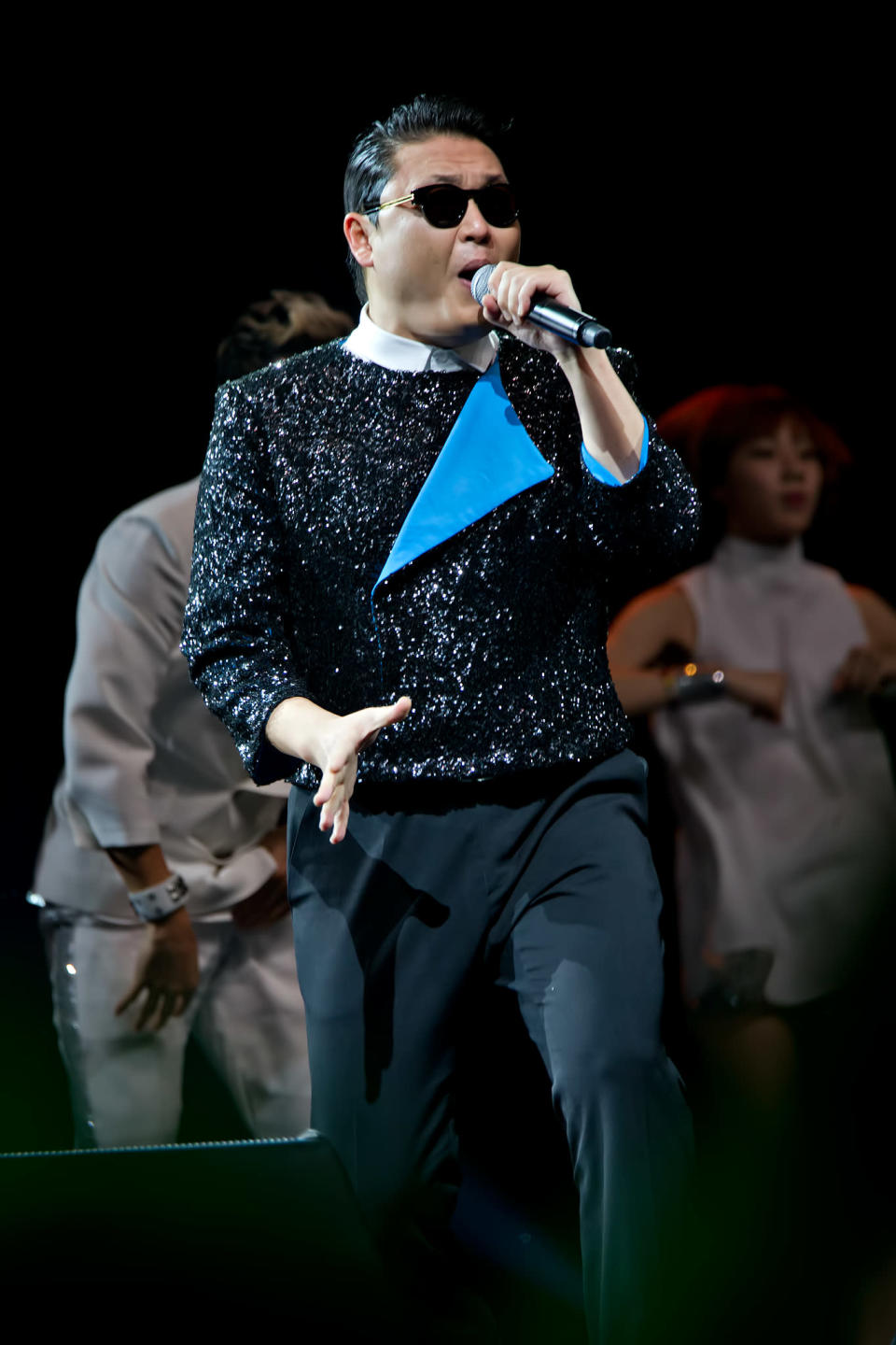 Psy performs in a free showcase at Marina Bay Sands. (Yahoo! photo)