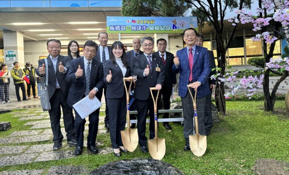 《圖說》魚津市訪問團、板橋區山田摩衣議員及板橋區長陳奇正植樹紀念合影。〈板橋公所提供〉