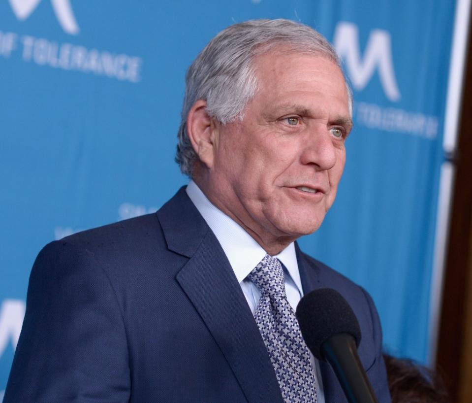 哥伦比亚广播公司 (CBS) 前总裁莱斯·穆恩维斯 (Les Moonves) 在获得有关洛杉矶警察局对其性侵犯指控进行调查的机密信息后，于周三同意向洛杉矶市支付 15,000 美元的罚款。 盖蒂图片社