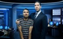 Zuletzt hatte Schwimmer eine größere Rolle in Steven Soderberghs Netflix-Produktion "The Laundromat", einem Film über die Journalisten hinter den sogenannten "Panama Papers". Und auch eine neue Serienhauptrolle landete er: In "Intelligence" (Bild, rechts) spielt er einen US-Agenten, der beim britischen Geheimdienst anheuert. (Bild: Sky One UK)