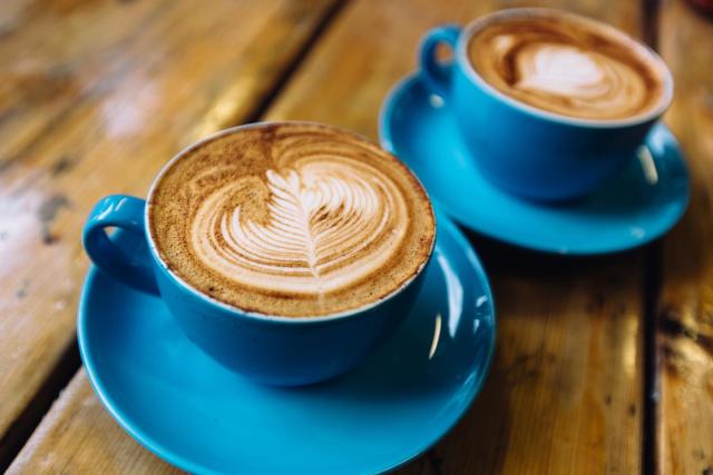 Die Kaffeekultur boomt – und mit ihr kommen diverse Studien auf, die die Wirkung auf den Menschen testen. Leider aber lassen sich in der Ernährungsforschung zu diesem Thema keine eindeutigen Ergebnisse finden. (Bild: Getty Images)