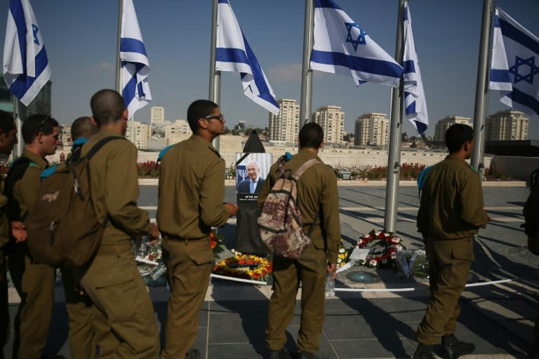 Israeli soldiers pay their respects at the coffin of former Israeli president Shimon Peres outside the Knesset, Israel's Parliament, on September 29, 2016 in Jerusalem