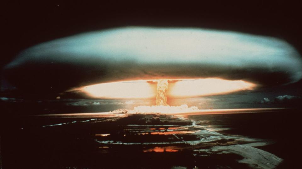 1970: Nach der Explosion einer französischen Atombombe schwebt ein riesiger Atompilz über dem Mururoa-Atoll. (Bild: dpa)