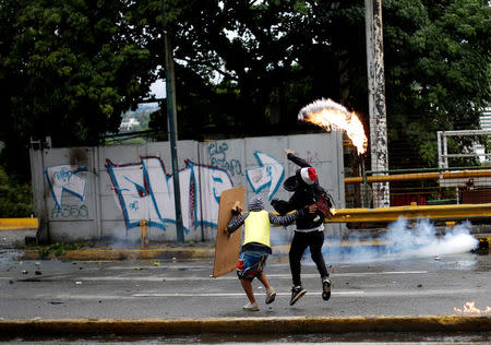 Demonstrators clash with riot security forces while rallying against Venezuela's President Nicolas Maduro's government in Caracas, Venezuela, July 28, 2017. REUTERS/Andres Martinez Casares