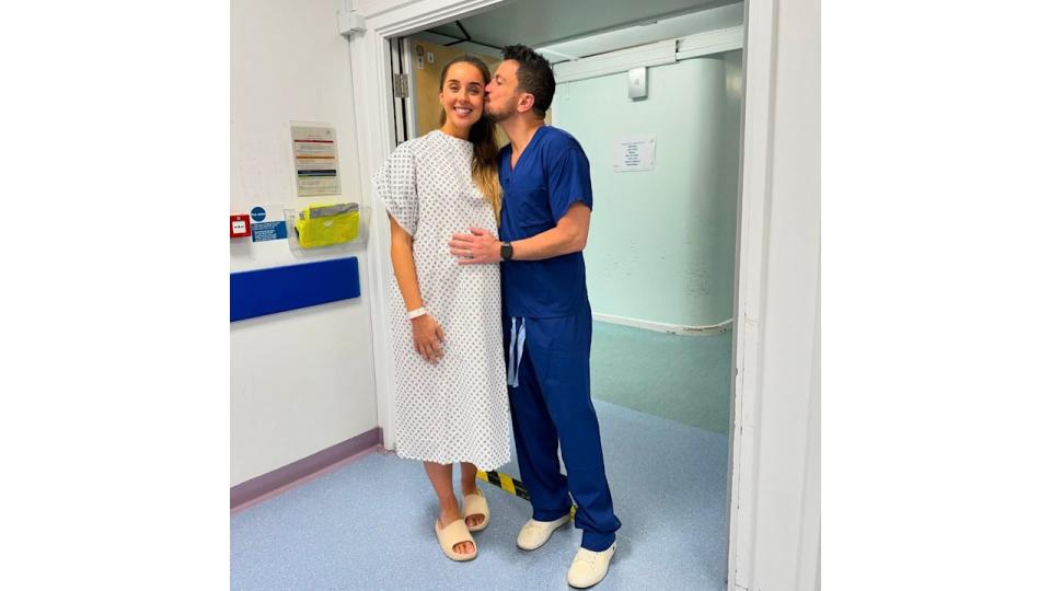 pregant woman in hospital with husband 