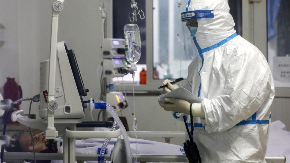 Ein medizinischer Mitarbeiter im Jinyintan-Krankenhaus in der zentralchinesischen Provinz Hubei bei der Arbeit.