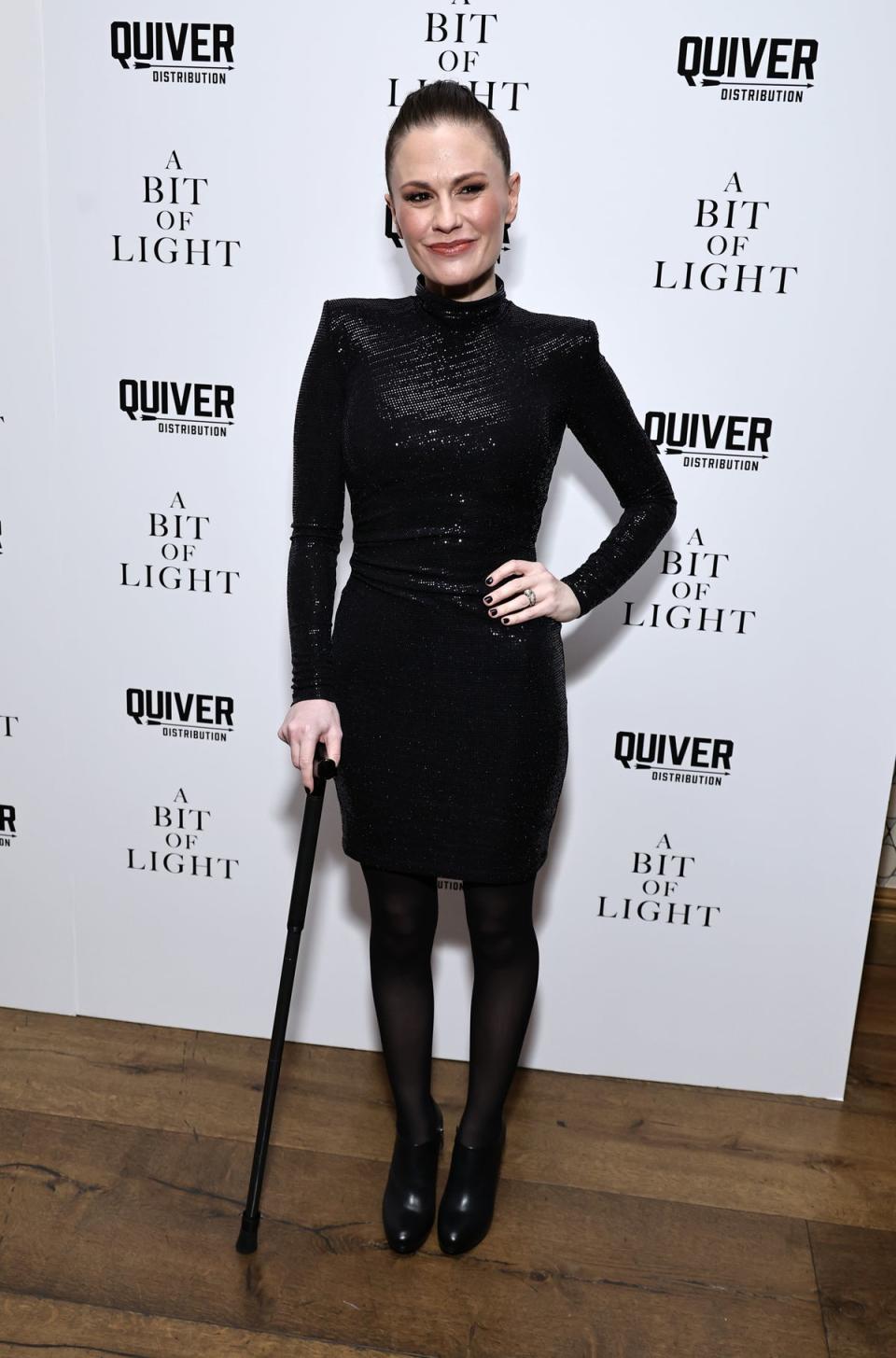 Anna Paquin walks with a cane at premiere of new film (Getty Images)