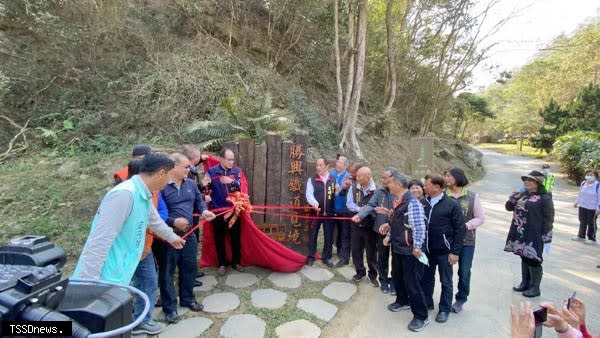 三義鄉「勝興鐵道覓境」及「車站圓形廣場」舉行揭牌，提供友善、安全的生態步道等優質旅遊環境。（記者江乾松攝）