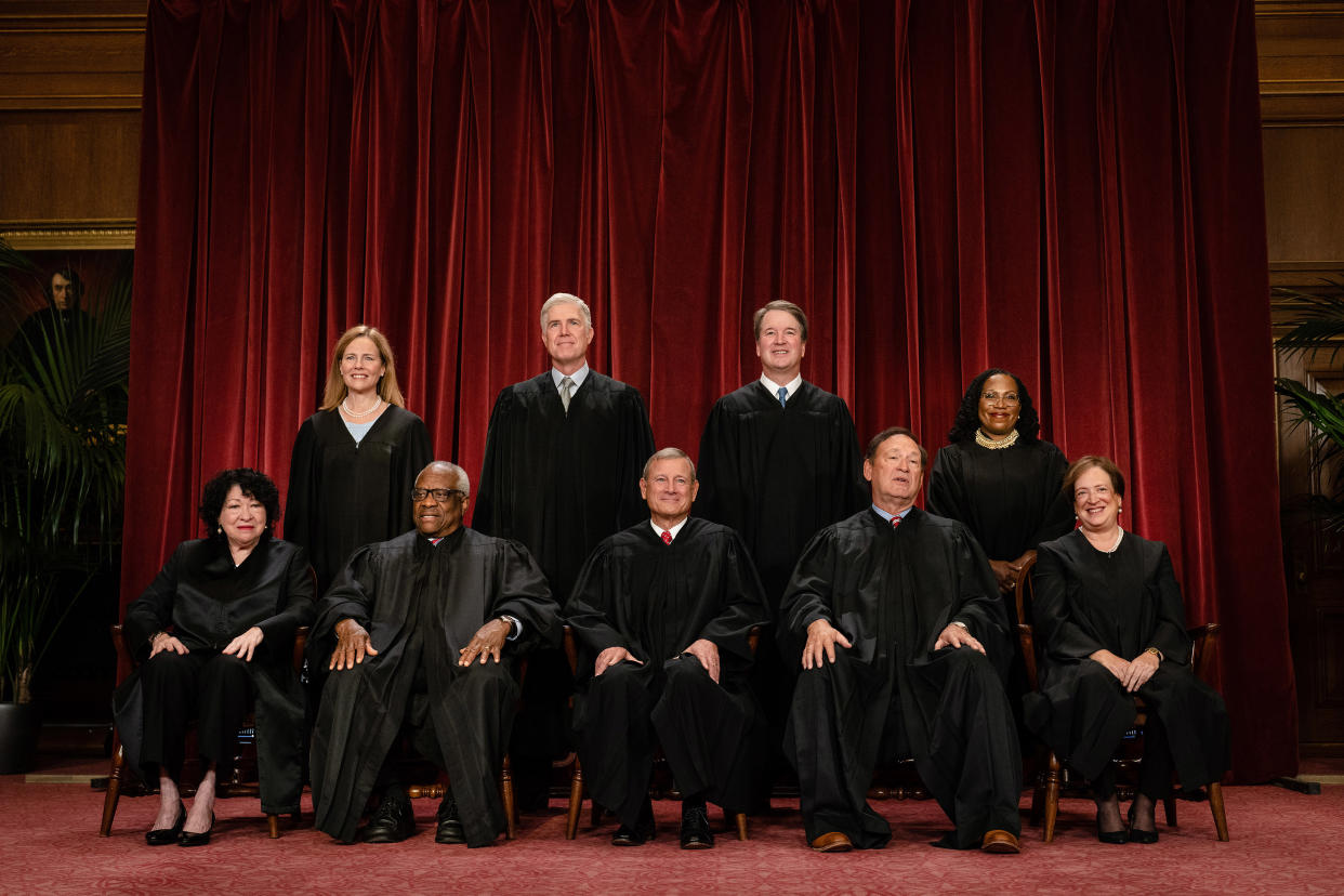 La Corte Suprema. En la primera fila aparecen, de izquierda a derecha, la magistrada Sonia Sotomayor, el magistrado Clarence Thomas, el presidente del tribunal John Roberts, el magistrado Samuel Alito y la magistrada Elena Kagan, y en la fila de atrás aparecen, de izquierda a derecha, la magistrada Amy Coney Barrett, el magistrado Neil Gorsuch, el magistrado Brett Kavanaugh y la magistrada Ketanji Brown Jackson, en el tribunal en Washington D. C. el 7 de octubre de 2022. (Erin Schaff/The New York Times)