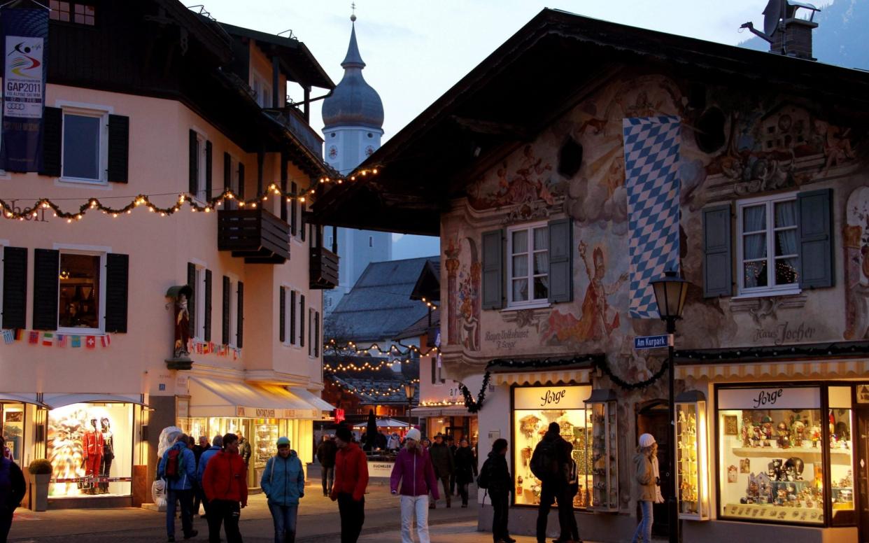 City Feature of Garmisch...epa02580835 People walk around in the historic city-center of Garmisch at the Skiing World Championships in Garmisch-Partenkirchen, Germany, 13 February 2011. Warm weather spell has cleaned most of the winter sports resort streets of snow. EPA/STEPHAN JANSEN -  STEPHAN JANSEN/DPA