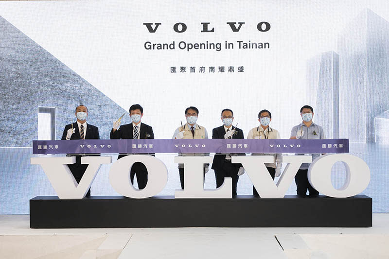 台南 Volvo 匯勝汽車中華展示暨服務中心開幕典禮現場冠蓋雲集，由匯勝汽車總經理曾長峰先生、匯勝汽車董事長蔡奇峰先生、台南市市長黃偉哲先生、國際富豪汽車總裁陳立哲先生、台南市中西區區長汪慶龍先生與台南市警察局第二分局局長許坤田先生(左至右)主持剪綵儀式。