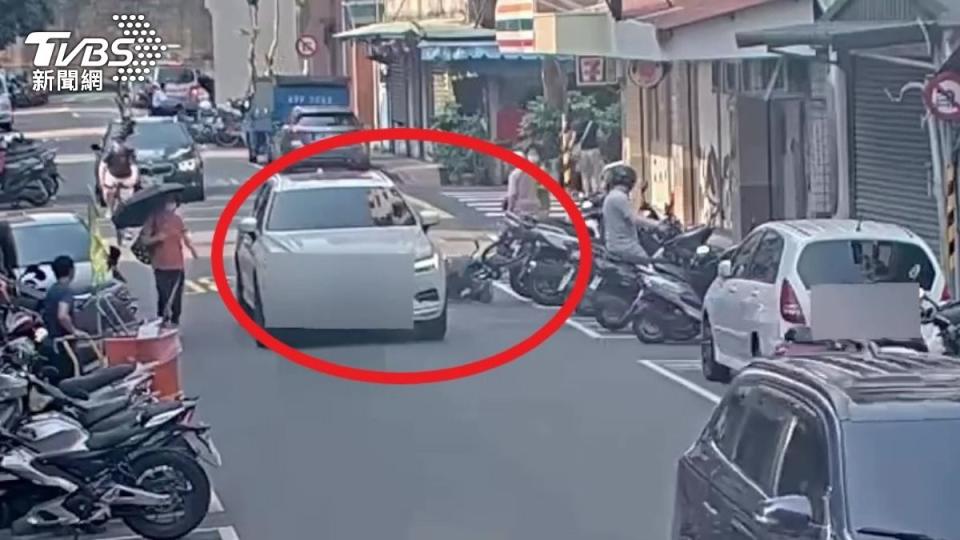 單車伯撞上轎車後人車倒地。（圖／TVBS）