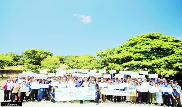 萬海航運董事長、國家公園署署長、國家自然公園管理處處長、與萬海航運貴賓一起於高雄都會公園進行植樹活動大合照。（圖：萬海提供）