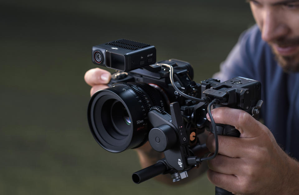 Die RS4-Kardanringe von DJI erleichtern das Ausbalancieren schwerer Kameras und Zubehörteile