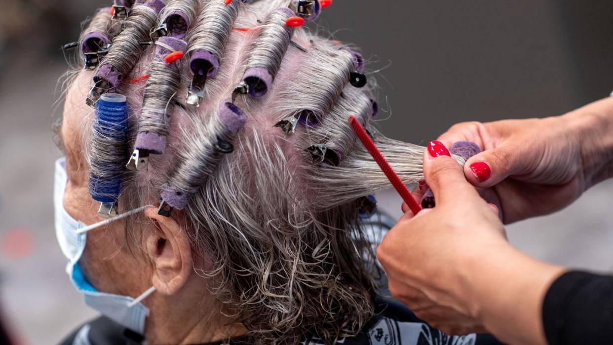 Einer Kundin werden in einem Friseursalon die Haare frisiert. Auch Überbrückungshilfen hatten die hohen Einnahmeeinbußen bei Klier besonders während des Shutdowns im Frühjahr nicht ausgleichen können.