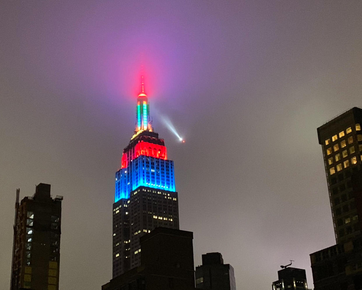 Die hell erleuchtete Spitze des Empire State Building (Screenshot: Twitter/ Mike Murphy @mcwm)