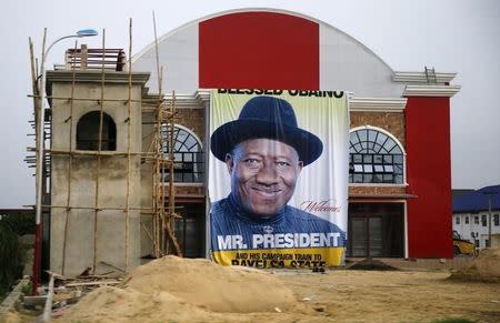 A banner campaigning for Nigeria's President Goodluck Jonathan is seen in front of a building in Yenagoa in Nigeria's delta region March 1, 2015. REUTERS/Akintunde Akinleye