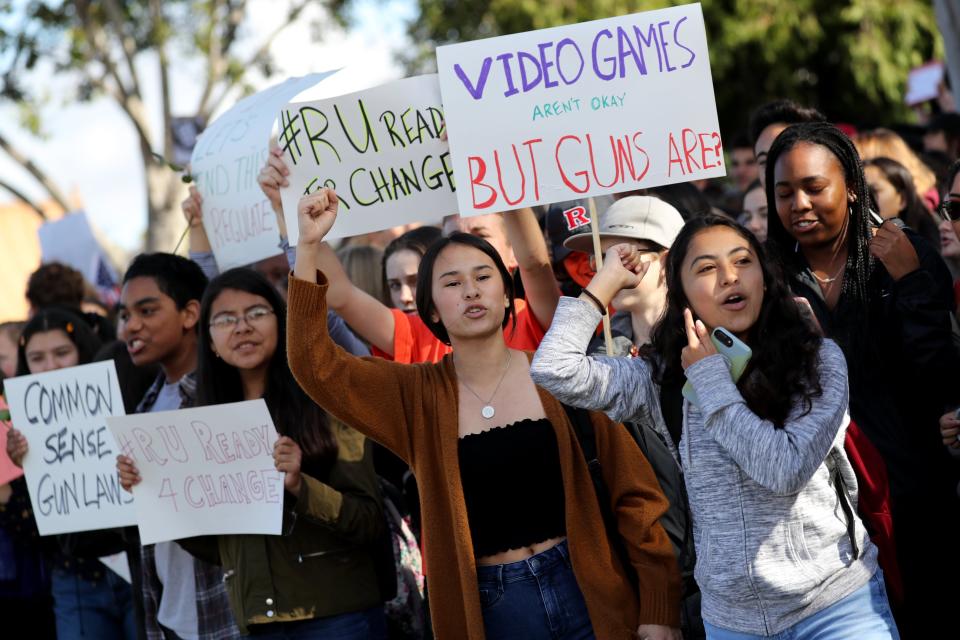 <p>Estudiantes del instituto Redondo Union protestan en contra de las armas con motivo de la protesta nacional que se celebra hoy en contra de la violencia con armas en la playa Redondo en California (Estados Unidos) hoy, 14 de marzo de 2018. Estudiantes, profesores y padres realizan un paro nacional de 17 minutos en memoria de las 17 personas muertas a tiros el pasado 14 de febrero en un instituto de Parkland, en el sur de Florida, y en demanda de un mayor control de venta de armas. EFE/ Andrew Gombert </p>