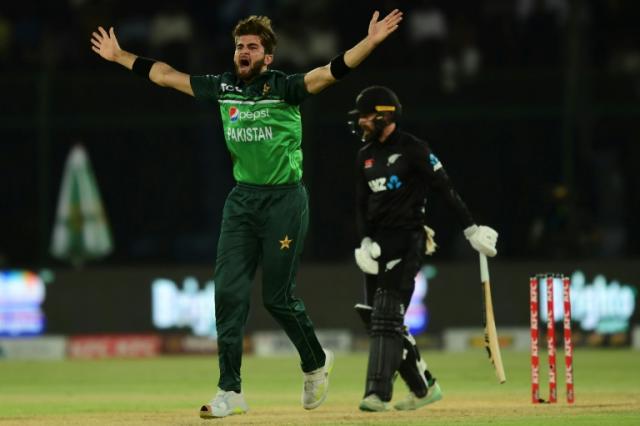 Pakistan's Shaheen Shah Afridi (L) took two wickets in the third ODI win over New Zealand