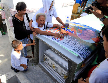 Elvira Miranda, 69, mother of Leover Miranda, 39, a drug-related killings victim, cries in front of the tomb during a funeral march at the north cemetery in metro Manila, Philippines August 20, 2017. REUTERS/Romeo Ranoco