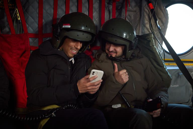 El primer ministro del Reino Unido, Rishi Sunak, y el presidente ucraniano, Volodimir Zelensky, a bordo de un helicóptero Chinook