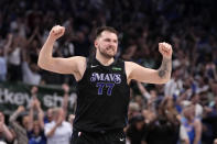 El esloveno Luka Doncic, de los Mavericks de Dallas, festeja en el sexto partido de la semifinal de la Conferencia Oeste ante el Thunder de Oklahoma City, el sábado 18 de mayo de 2024 (AP Foto/Tony Gutiérrez)