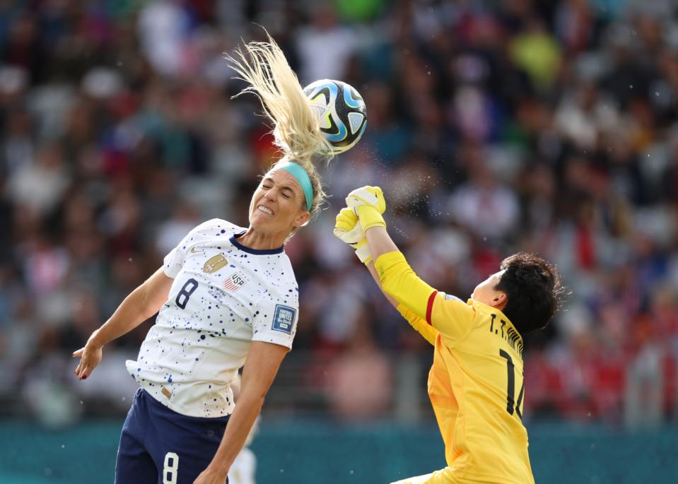 Julie Ertz L uit de Verenigde Staten concurreert met doelman Tran Thi Kim Thanh uit Vietnam tijdens de Groep E-wedstrijd tussen de Verenigde Staten en Vietnam op de FIFA Women's World Cup in Auckland, Nieuw-Zeeland, 22 juli 2023. (Foto door Chen Lang/ Xinhua via Getty Images)