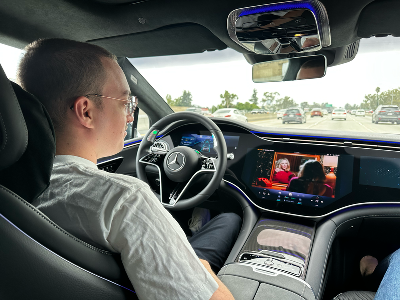 Interior view of a Mercedes-Benz EQS with Drive Pilot active