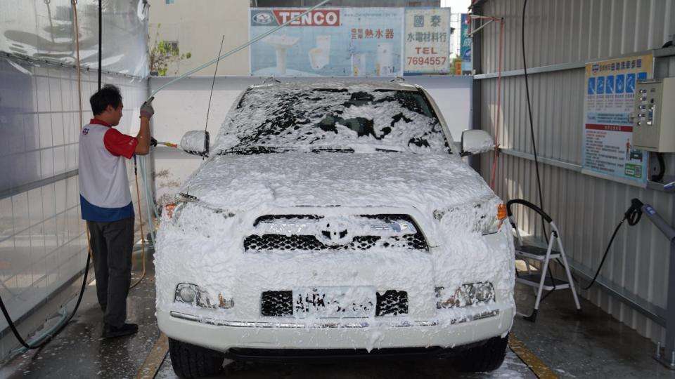 這樣洗車反而更傷車！？自助洗車常見十大錯誤行為！