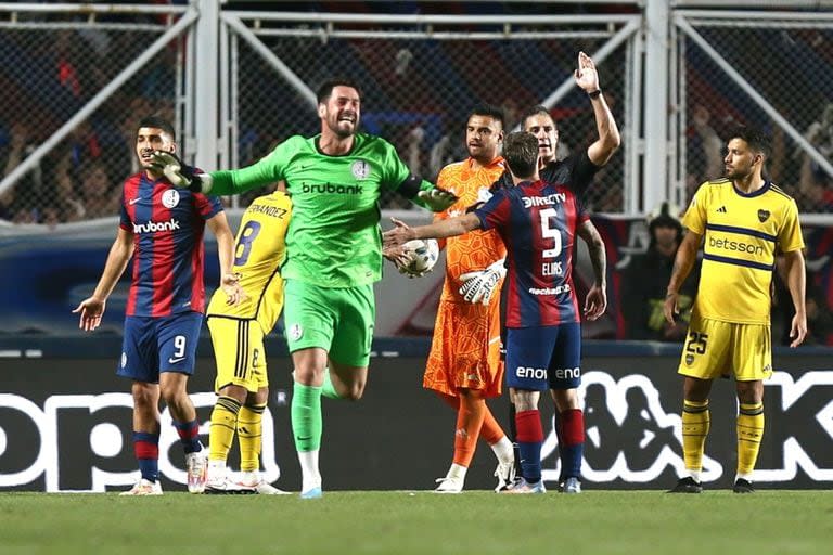 San Lorenzo le protesta a Echavarría por el gol que el VAR no le convalidó a Barrios, por un offside previo de Girotti