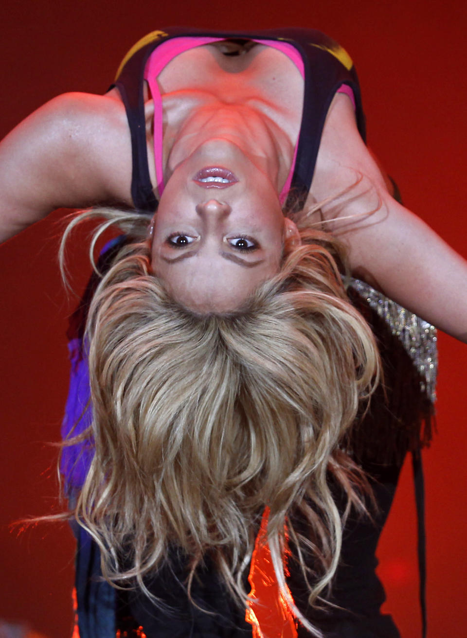 Colombian singer Shakira performs at the Rock in Rio Music Festival in Lisbon May 21, 2010. REUTERS/Jose Manuel Ribeiro (PORTUGAL - Tags: ENTERTAINMENT) FOR EDITORIAL USE ONLY. NOT FOR SALE FOR MARKETING OR ADVERTISING CAMPAIGNS