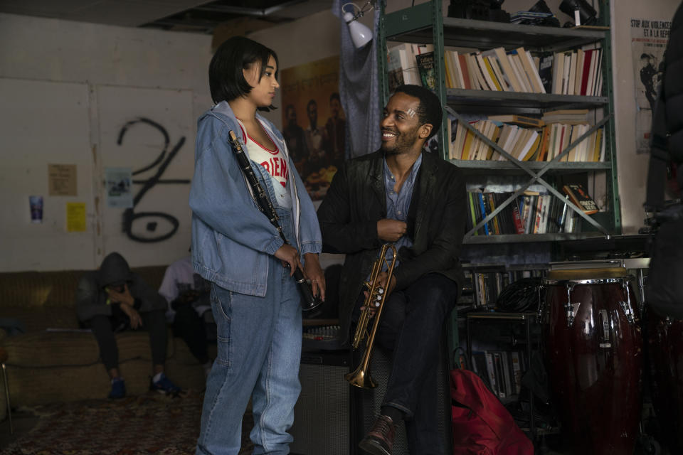 Amandla Stenberg, izquierda, y Andre Holland en una escena de "The Eddy" en una imagen proporcionada por Netflix. La serie musical dramática es una colaboración entre el director de “La La Land” Damien Chazelle y el ganador de seis Grammy Glen Ballard. (Lou Faulon/Netflix via AP)