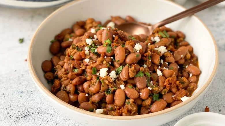 bowl of cooked pinto beans