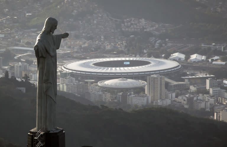 El Estadio de Maracaná, detrás de la estatua de Cristo Redentor en Río de Janeiro (AP Foto/Felipe Dana, archivo).