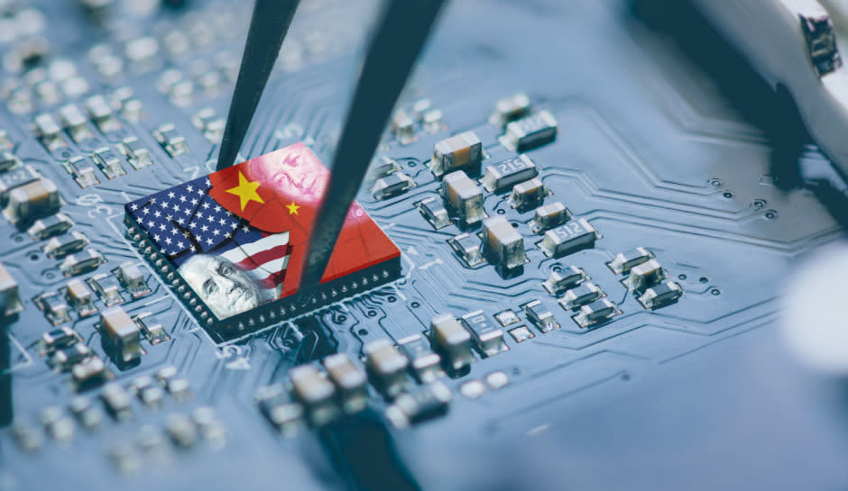  Computer chip with US and China flag. 