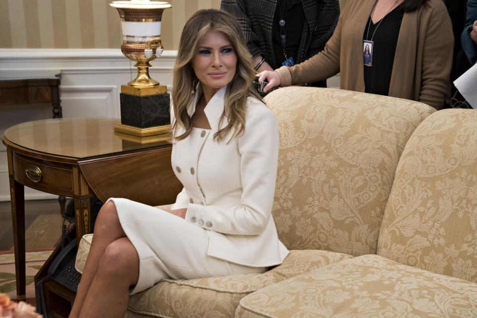 <p>Melania ist der wahre Elternteil des Paares. Während Donald seine zahlreichen Unternehmen managte (und sich weigerte, Windeln zu wechseln), kümmerte sich Melania um ihren gemeinsamen Sohn Barron. Sie legte dafür sogar ihr Schmuckgeschäft auf Eis – und arbeitete nur, wenn ihr Sohn in der Schule war. Eine Vollzeit-Mutter zu sein, war (und ist noch immer) ihre Leidenschaft, denn sie hat sich geweigert, ins Weiße Haus einzuziehen, bevor Barron sein Schuljahr in New York beendet hat.<br>[Bild: Getty] </p>