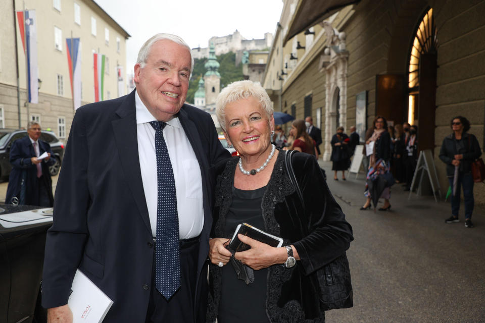 Klaus-Michael Kühne mit Ehefrau Christine vor dem Großen Festspielhaus Salzburg. - Copyright: picture alliance / Franz Neumayr / picturedesk.com | Franz Neumayr