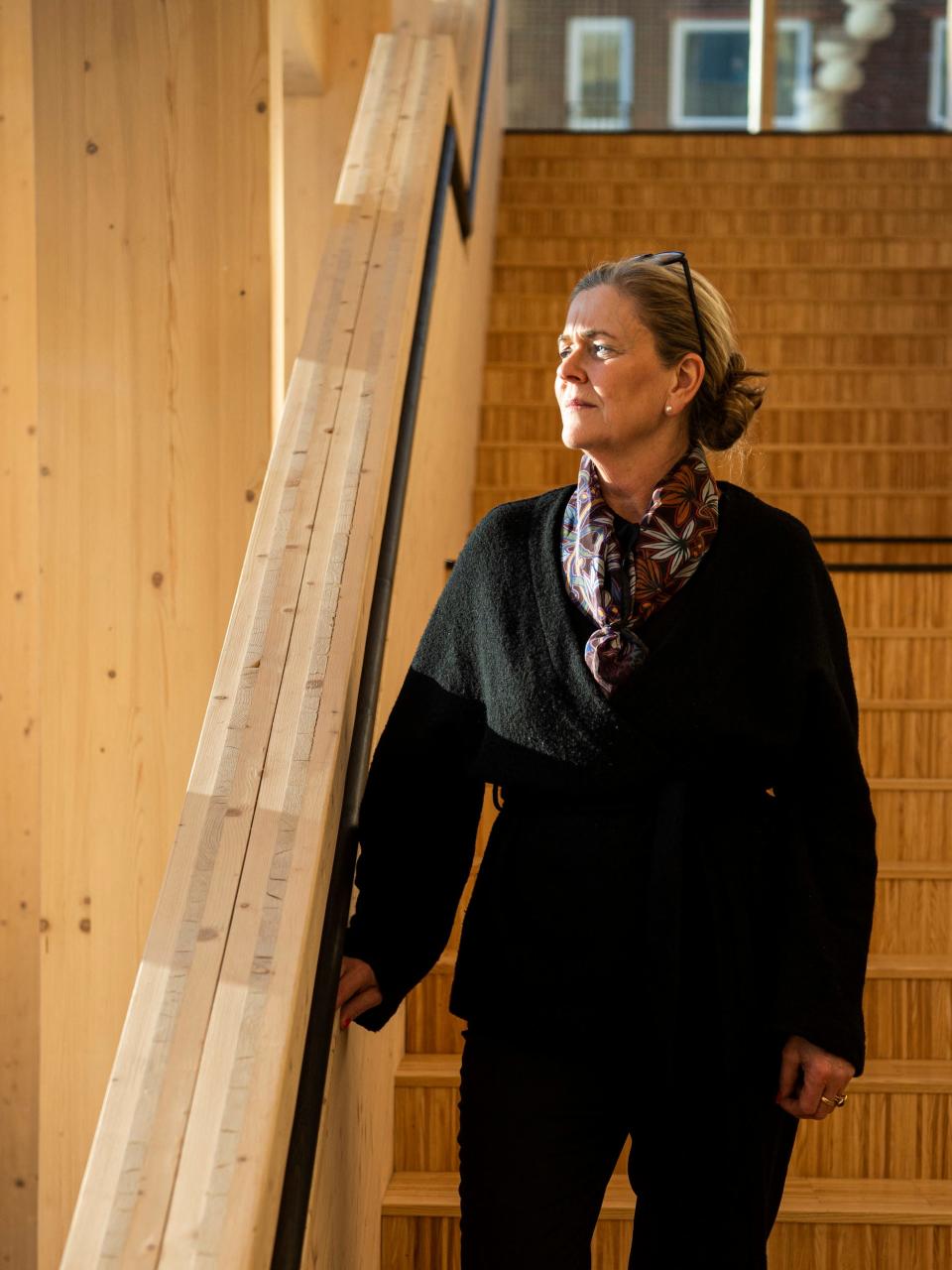 Therese Kreisel, Leiterin der Stadtplanung in Skelleftea, ist im Sara-Kulturhaus, einem der höchsten Holzgebäude der Welt, zu sehen. - Copyright: JONATHAN NACKSTRAND/AFP via Getty Images