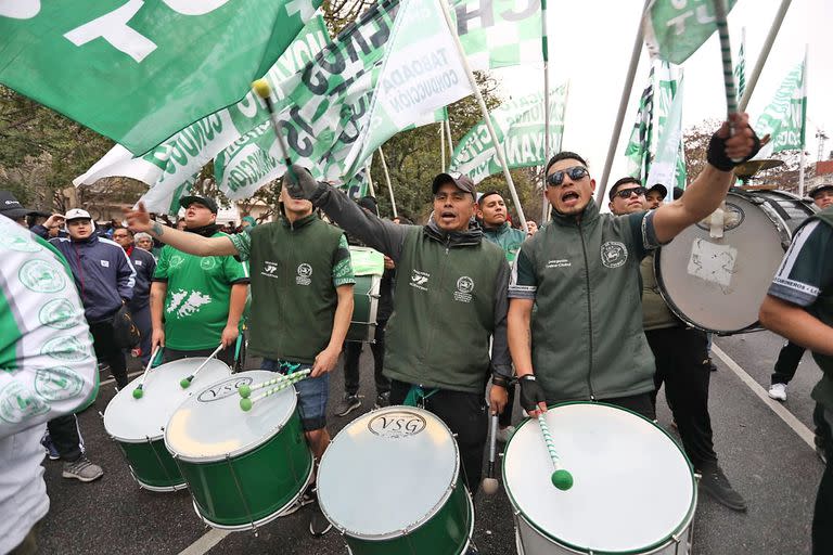 Distintas organizaciones sociales marchan hacia Plaza de Mayo en contra de la crisis económica