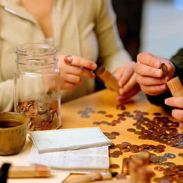 Man-and-woman-sorting-coins_web