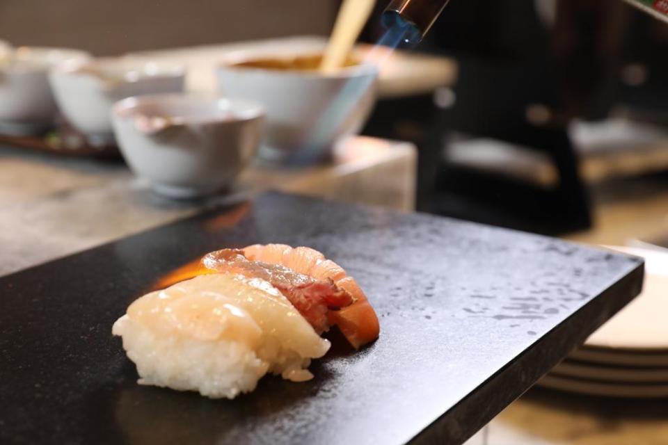 「炙燒握壽司」現點現炙烤，排隊要有點耐心。