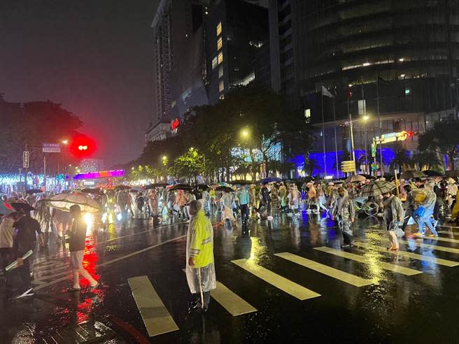 板橋第一運動場周邊道路一時湧出大量人車。（王揚傑攝）