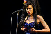 Amy Winehouse en concert le 28 juin 2008, lors du Glastonbury Festival en Angleterre. AFP