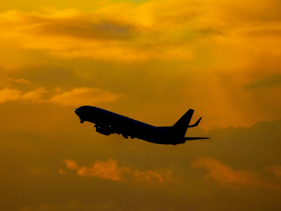 Ein Flugzeug startet vom internationalen Flughafen Amsterdam Schiphol in den Niederlanden während eines Sonnenuntergangs im Jahr 2021. - Copyright: Nicolas Economou/NurPhoto via Getty Images